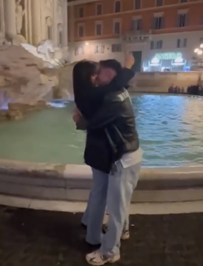 Watch sweet moment Paulo Dybala proposes to stunning Wag - Bóng Đá