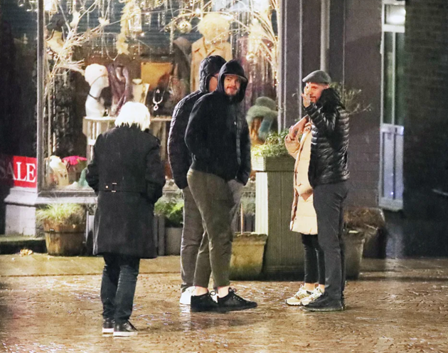 Gạt bỏ áp lực, Ten Hag cùng gia đình đón Năm mới - Bóng Đá