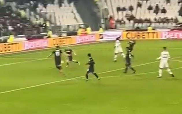 Watch Calvert-Lewin somehow fluff chance from a YARD - Bóng Đá