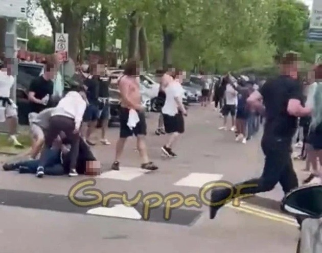 Shocking moment thug knocks out man as football fans brawl outside stadium after Leicester vs West Ham game - Bóng Đá