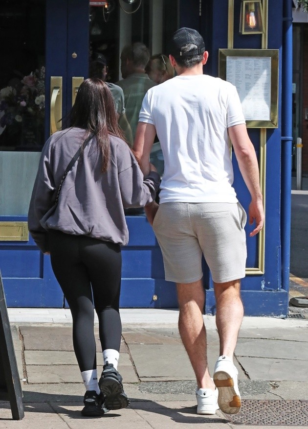 Harry Maguire and wife Fern dress casually for ‘designer’ breakfast date in cafe - Bóng Đá