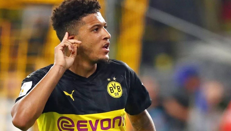 Cindy Kimberly sprawls out on bed in just black lingerie  - Bóng Đá