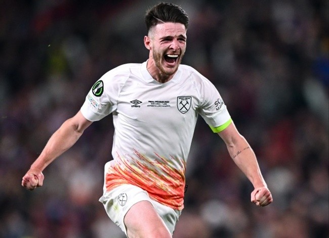 Man Utd pays tribute to Sir Bobby Charlton before Champions League clash - Bóng Đá