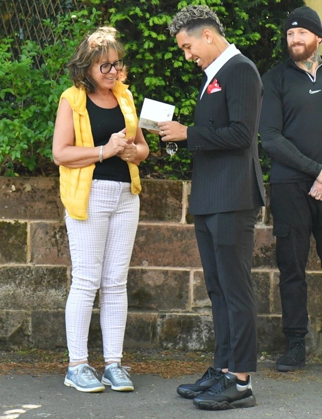Roberto Firmino uses Liverpool team bus to take wife Larissa - Bóng Đá