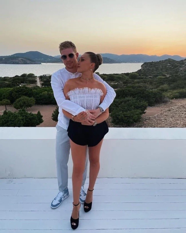 Kevin de Bruyne gets a kiss from stunning Wag - Bóng Đá
