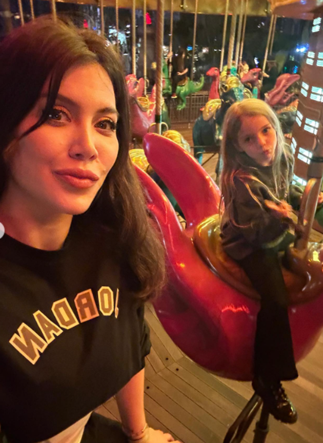 Vợ chồng Icardi mặc áo đôi tình tứ - Bóng Đá