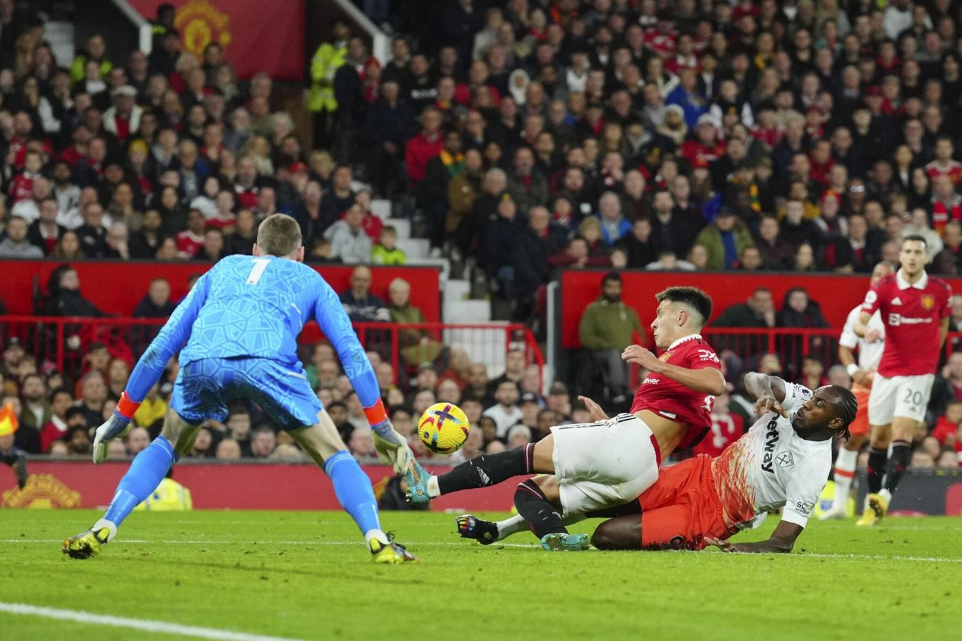 West Ham striker Michail Antonio praises Manchester United duo after Old Trafford defeat: ‘They were on fire’ - Bóng Đá