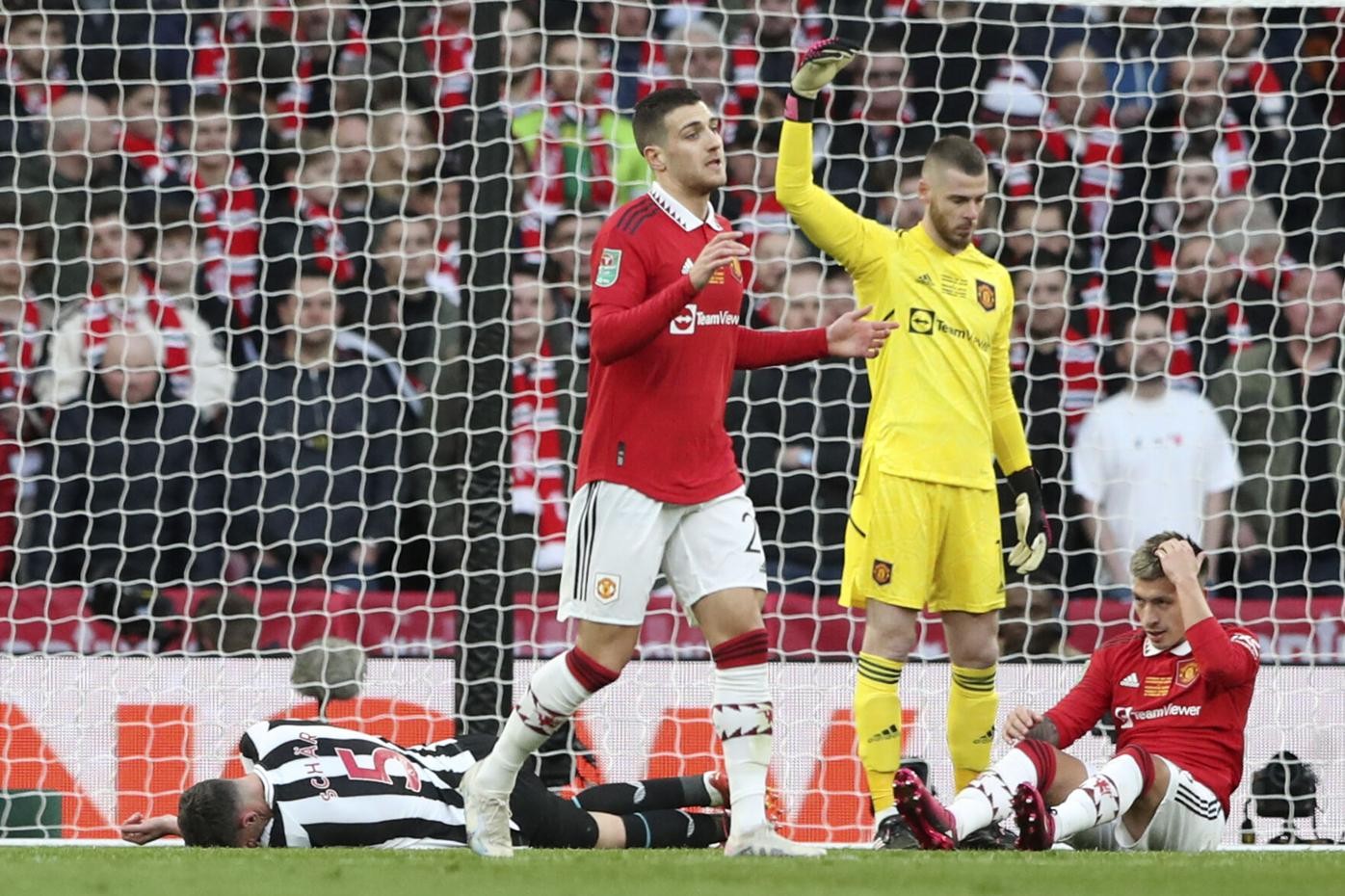 Hình ảnh điên rồ trong trận Man Utd 2-0 Newcastle United - Bóng Đá