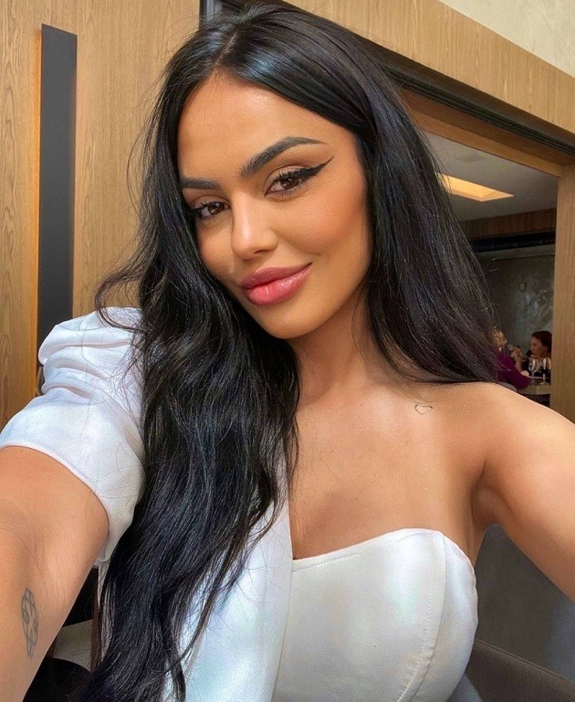 Who Is 18YO Vitor Roque’s 5 Years Older Fiancé Dayana Lins? - Bóng Đá