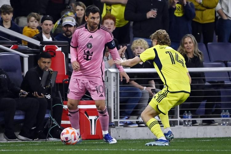 Thót tim với pha vào bóng triệt hạ Messi - Bóng Đá