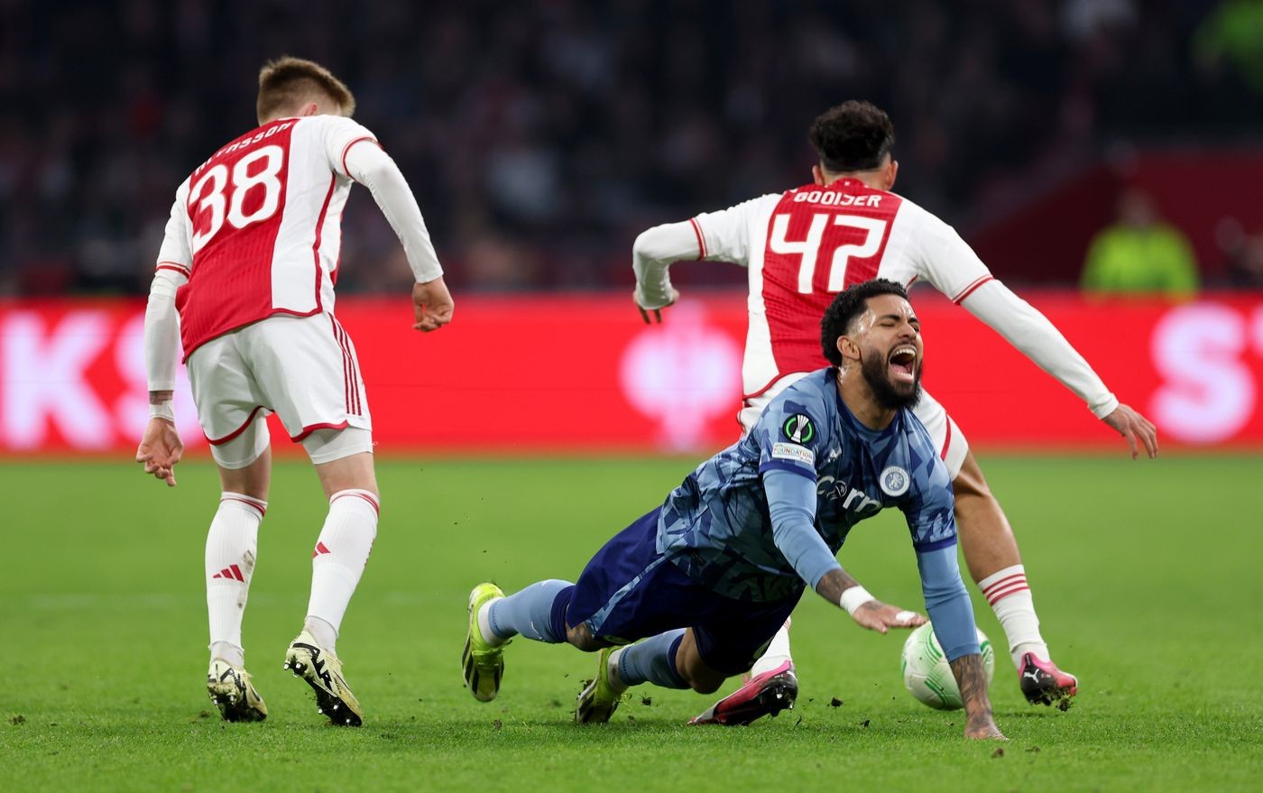 Villa hòa Ajax trong trận cầu có hai thẻ đỏ - Bóng Đá