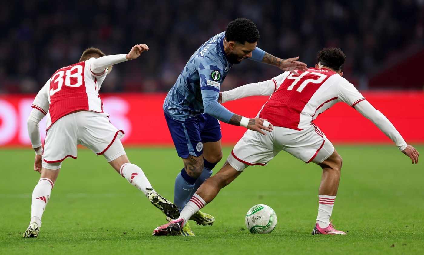 Villa hòa Ajax trong trận cầu có hai thẻ đỏ - Bóng Đá