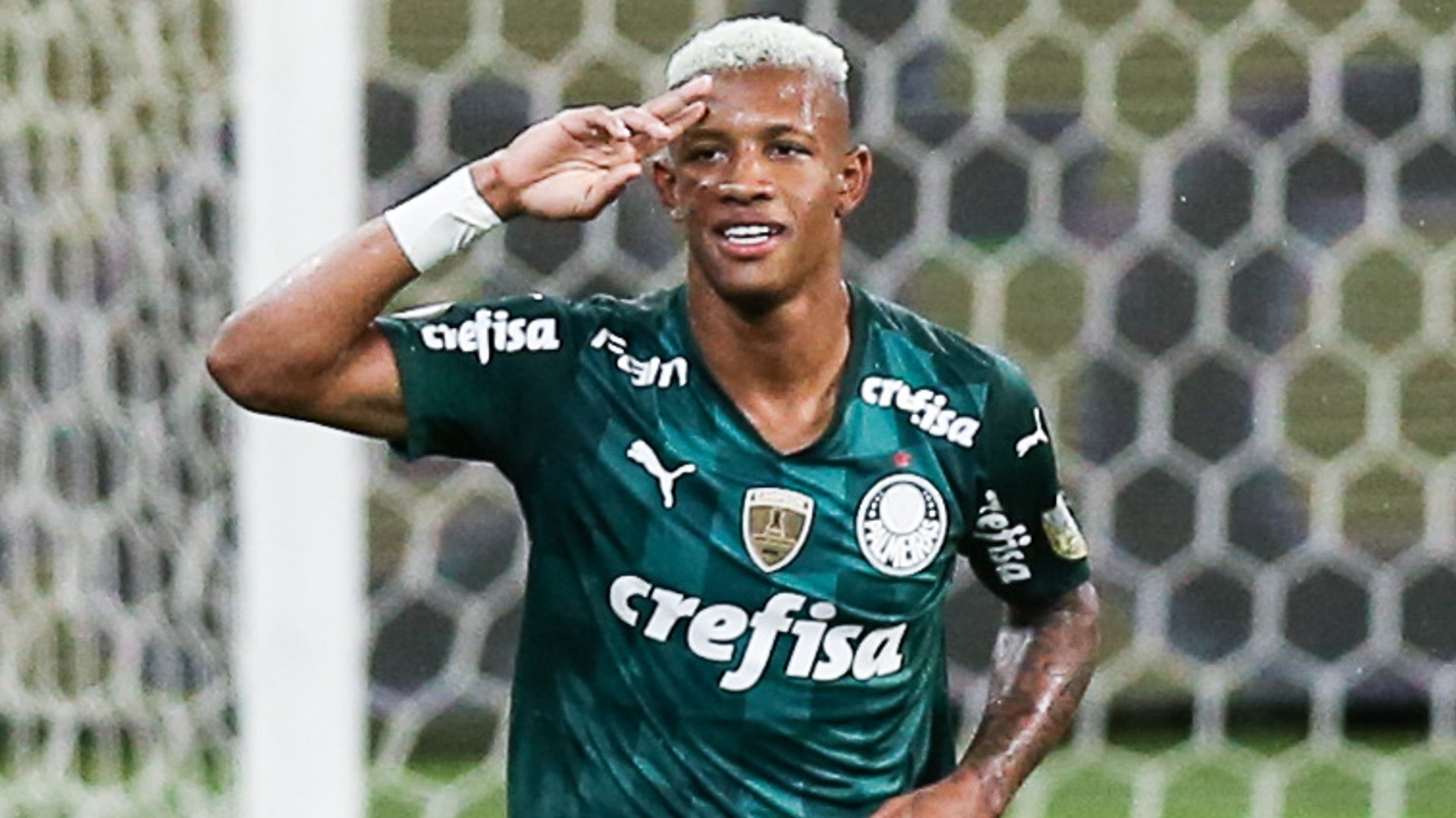 Barca tranh tiền vệ Brazil với Arsenal - Bóng Đá