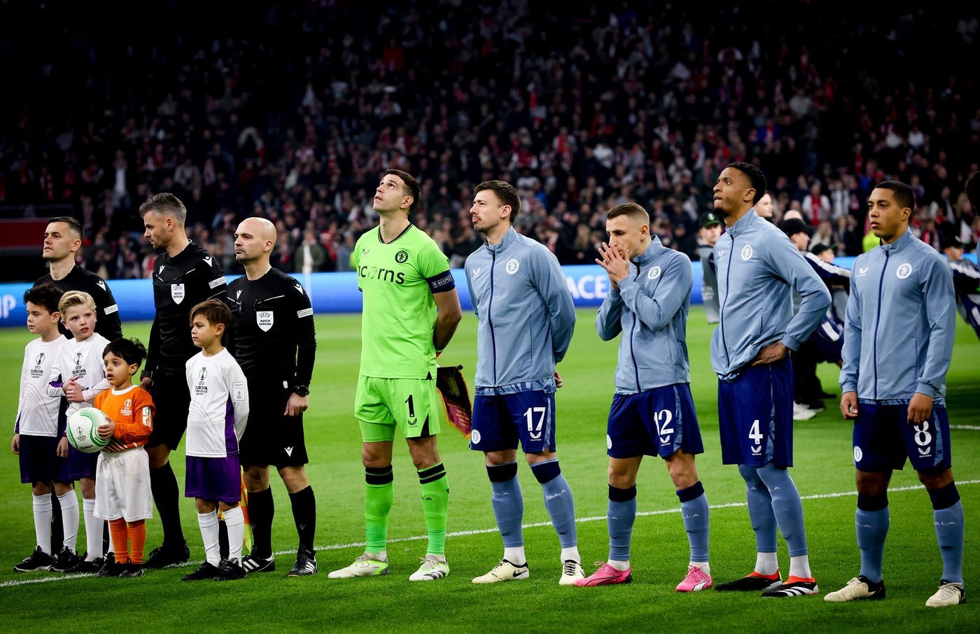 Villa hòa Ajax trong trận cầu có hai thẻ đỏ - Bóng Đá