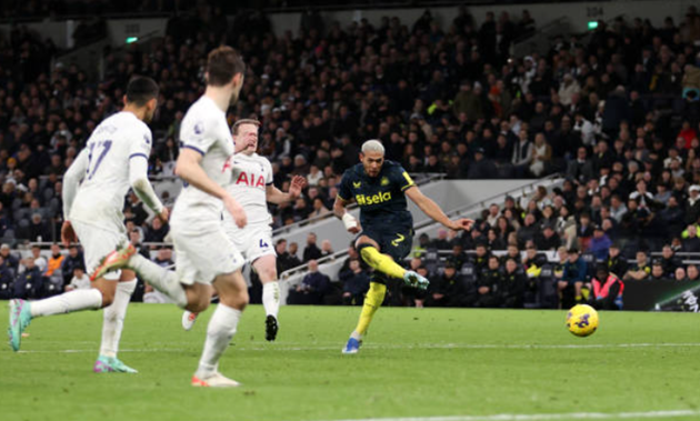 Son hủy diệt Chích chòe, Tottenham phả hơi nóng vào top 4 - Bóng Đá