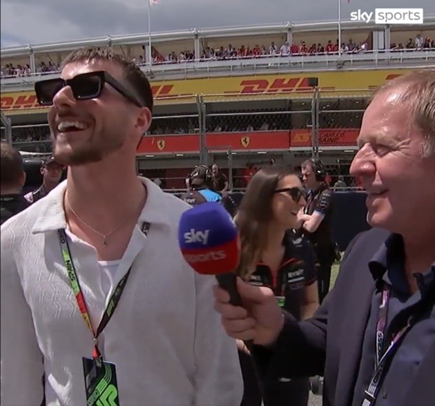 Chelsea’s Mount FLEES Sky Sports cameras on live TV then is finally forced into awkward interview about Man Utd transfer - Bóng Đá