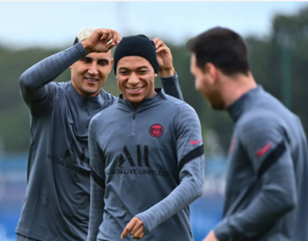 Lionel Messi shakes off knee injury as he returns to PSG training - Bóng Đá