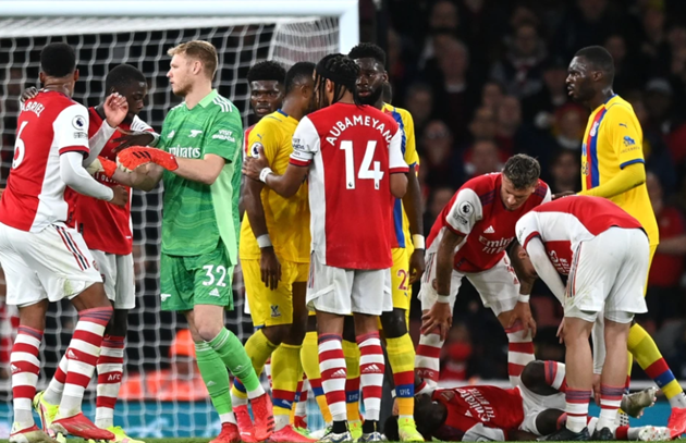 Arsenal injury blow as Bukayo Saka hobbles off after shocking McArthur ‘MMA kick’ - Bóng Đá