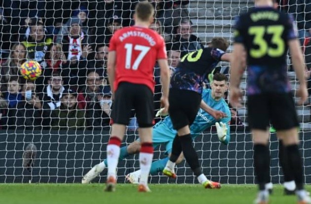 Luke Shaw khóc thét với bậc thầy rê bóng của nước Anh - Bóng Đá