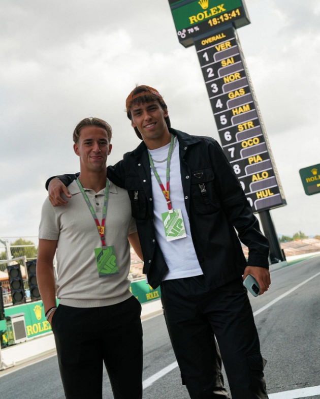 Wenger sánh vai bên người đẹp bí ẩn - Bóng Đá