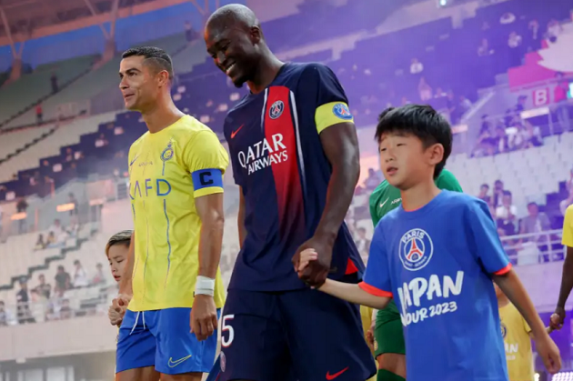  Kim Kardashian bay hơn 4000 dặm để xem Ronaldo - Bóng Đá