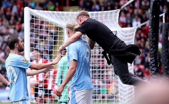 Former world champion boxer jumps on Erling Haaland's back and KISSES his cheek - Bóng Đá