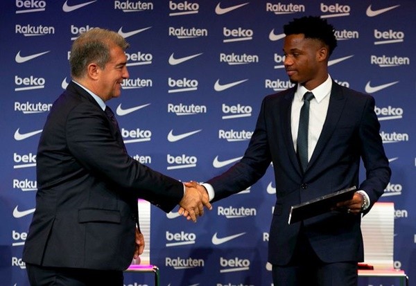 Dele Alli’s girlfriend flashes her bum in miniskirt as she posts loved-up snaps together - Bóng Đá