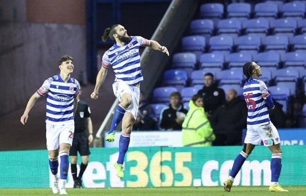 Andy Carroll ‘does the hand of God on a yellow card’ before being SENT OFF - Bóng Đá