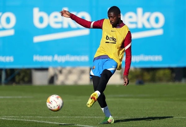 Shocking moment fans brawl on pitch using belts as weapons moments after Napoli clinched first Serie A title in 33 YEARS - Bóng Đá