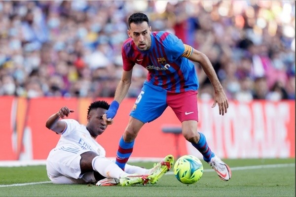Harry Kane’s wife posts touching pics of family’s arrival in Germany as kids play on pitch and pose on Bayern team bus - Bóng Đá