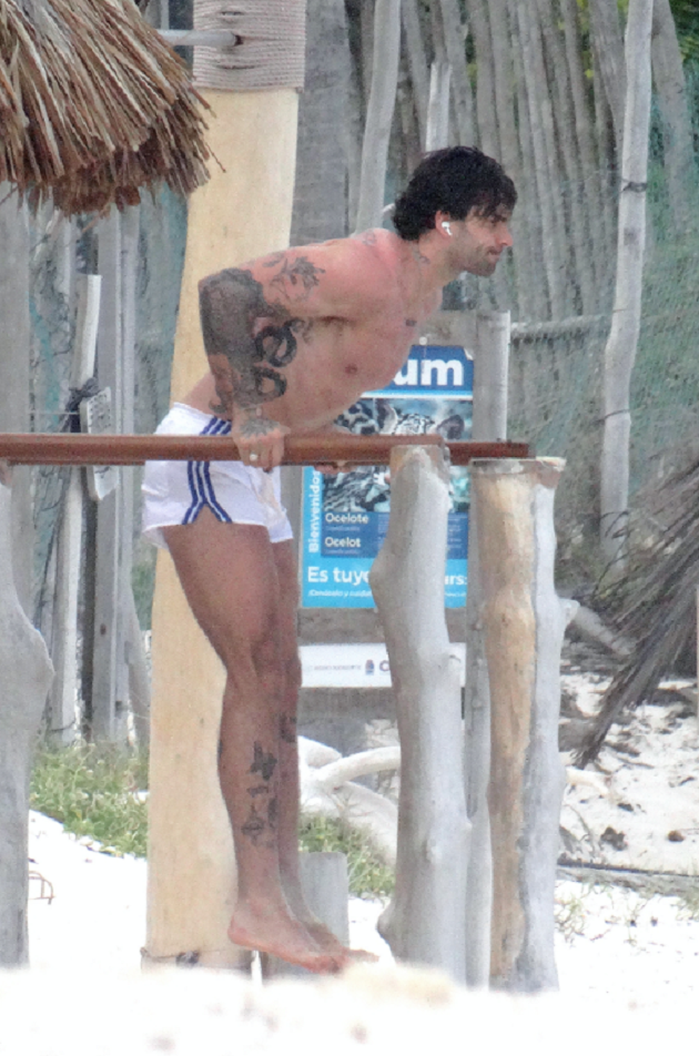 MC quyến rũ bậc nhất nước Anh tình tứ khóa môi bạn trai  - Bóng Đá