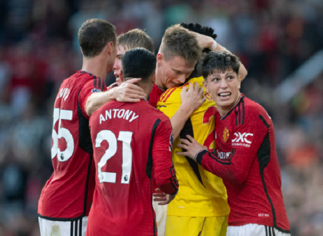 Ten Hag tiến nhanh vào sân cảm ơn 