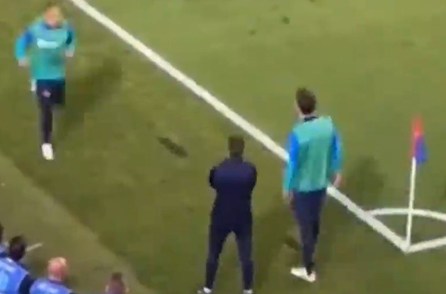 CĐV chào đón Ronaldo và đồng đội tại Qatar - Bóng Đá