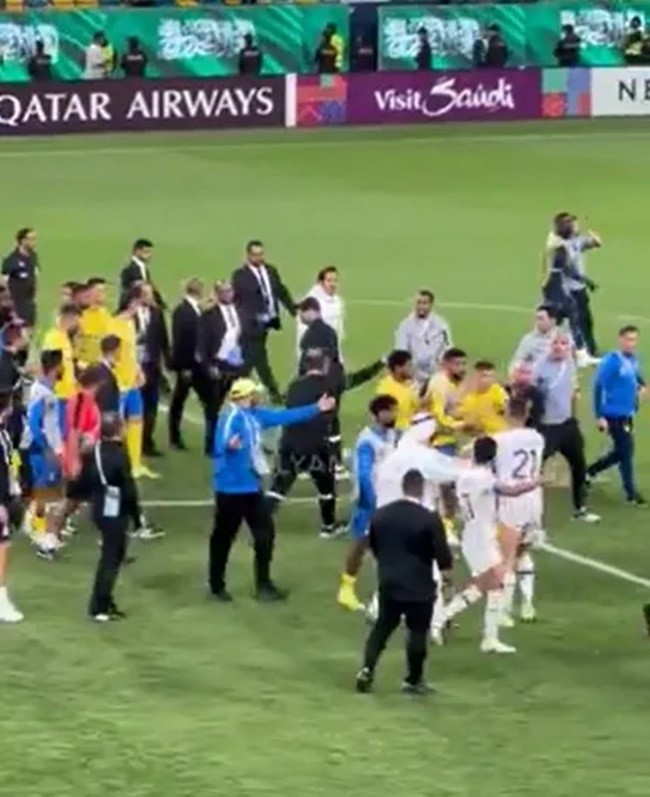 Cristiano Ronaldo caught up in huge bust-up following Al-Nassr defeat after Mane grabs rival’s THROAT - Bóng Đá