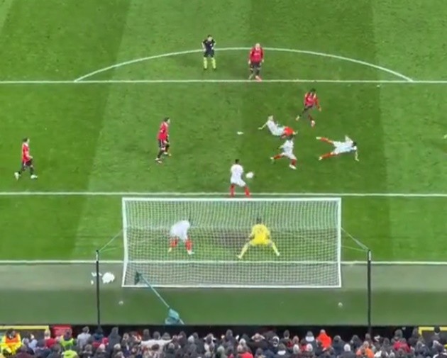 Rival fans beg Man Utd to give Weghorst lifetime contract after awful gaffe during Sevilla draw - Bóng Đá