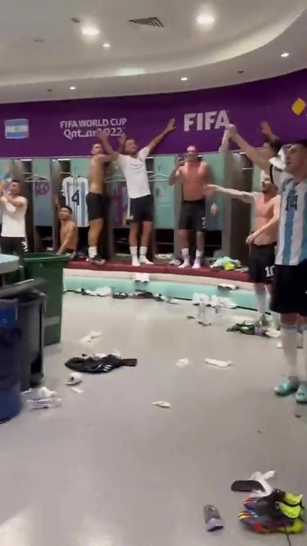 Martinez leo lên bàn, Messi cởi trận quậy tưng bừng sau chiến thắng - Bóng Đá