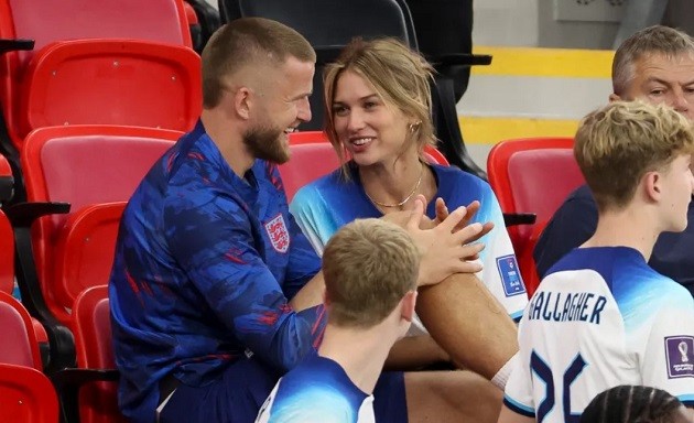Bà xã Eric Dier khoe bụng bầu quyến rũ - Bóng Đá