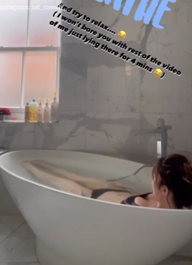 Arsenal star Jorginho’s glam girlfriend Catherine joins no bra club in elegant red dress - Bóng Đá