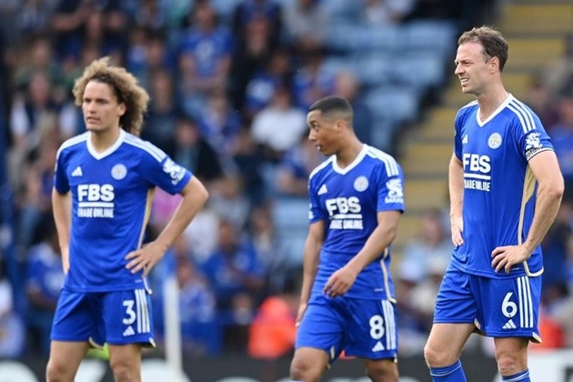 Shocking moment thug knocks out man as football fans brawl outside stadium after Leicester vs West Ham game - Bóng Đá