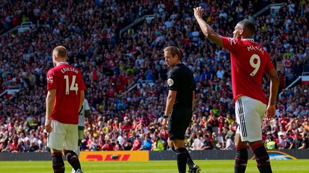 Harry Maguire and wife Fern dress casually for ‘designer’ breakfast date in cafe - Bóng Đá