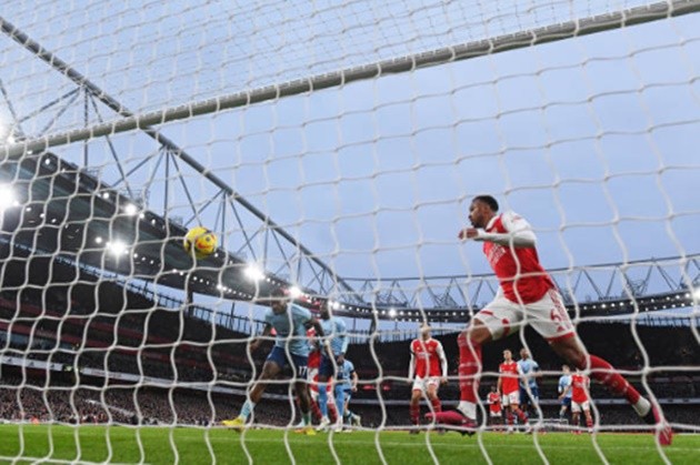 Chelsea icon Ashley Cole’s fiancee stuns in see-through dress as she parties on boat in Ibiza on wild hen do - Bóng Đá