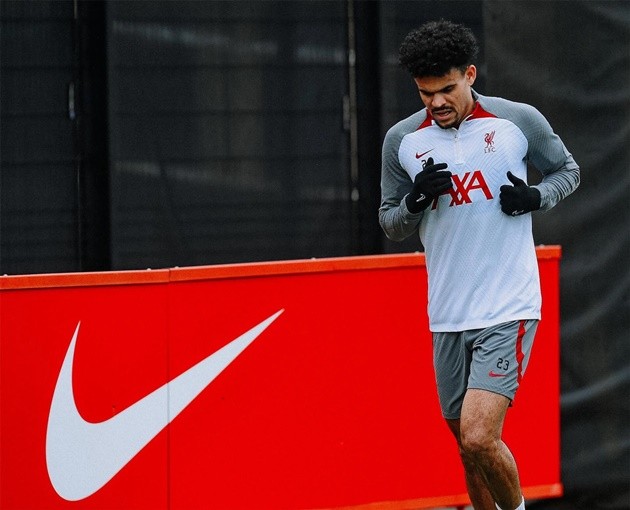 Man Utd stars including Garnacho and Eriksen arrive at soaking wet Carrington - Bóng Đá