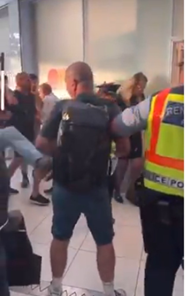 Hết cứu nổi Aaron Ramsdale - Bóng Đá