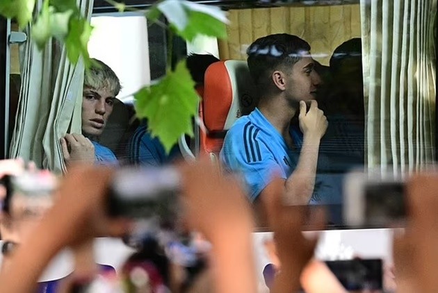 Mo Salah tries new career as actor as he films an advert outside a trendy bar in Manchester - Bóng Đá