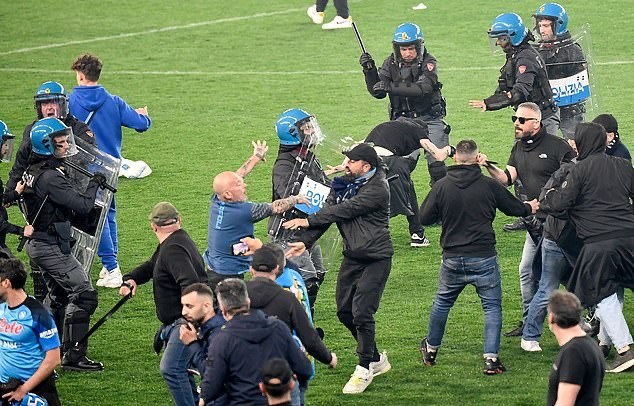 Ẩu đả, bạo loạn gây chết người sau khi Napoli vô địch Serie A - Bóng Đá