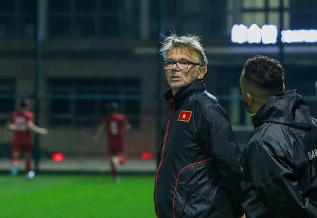 2 HLV nổi tiếng muốn dẫn dắt ĐT Việt Nam; Cầu thủ SLNA triệt hạ đối thủ - Bóng Đá