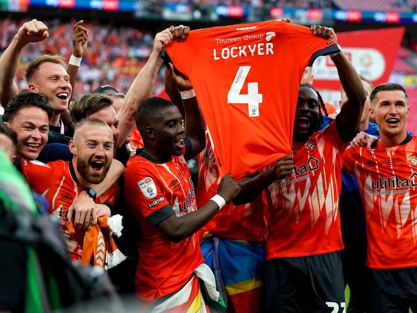 HLV Luton bật khóc trong ngày thăng hạng Premier League - Bóng Đá