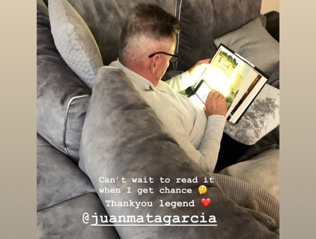 Juan Mata gives Man Utd team-mates signed copies of his autobiography for Christmas with inspirational messages inside - Bóng Đá