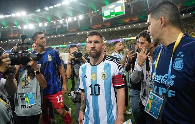Máu đổ, nước mắt rơi khi bạo loạn xuất hiện ở trận Brazil - Argentina - Bóng Đá