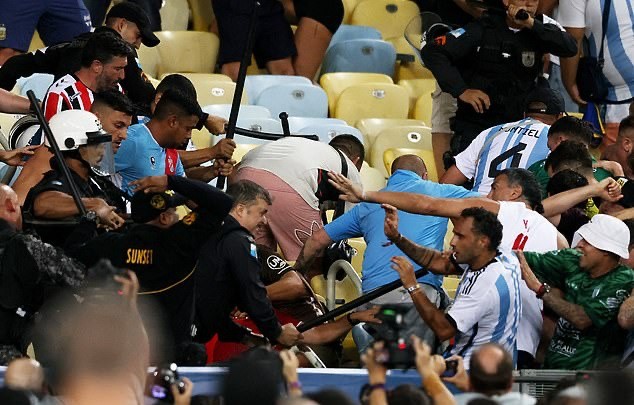 Máu đổ, nước mắt rơi khi bạo loạn xuất hiện ở trận Brazil - Argentina - Bóng Đá